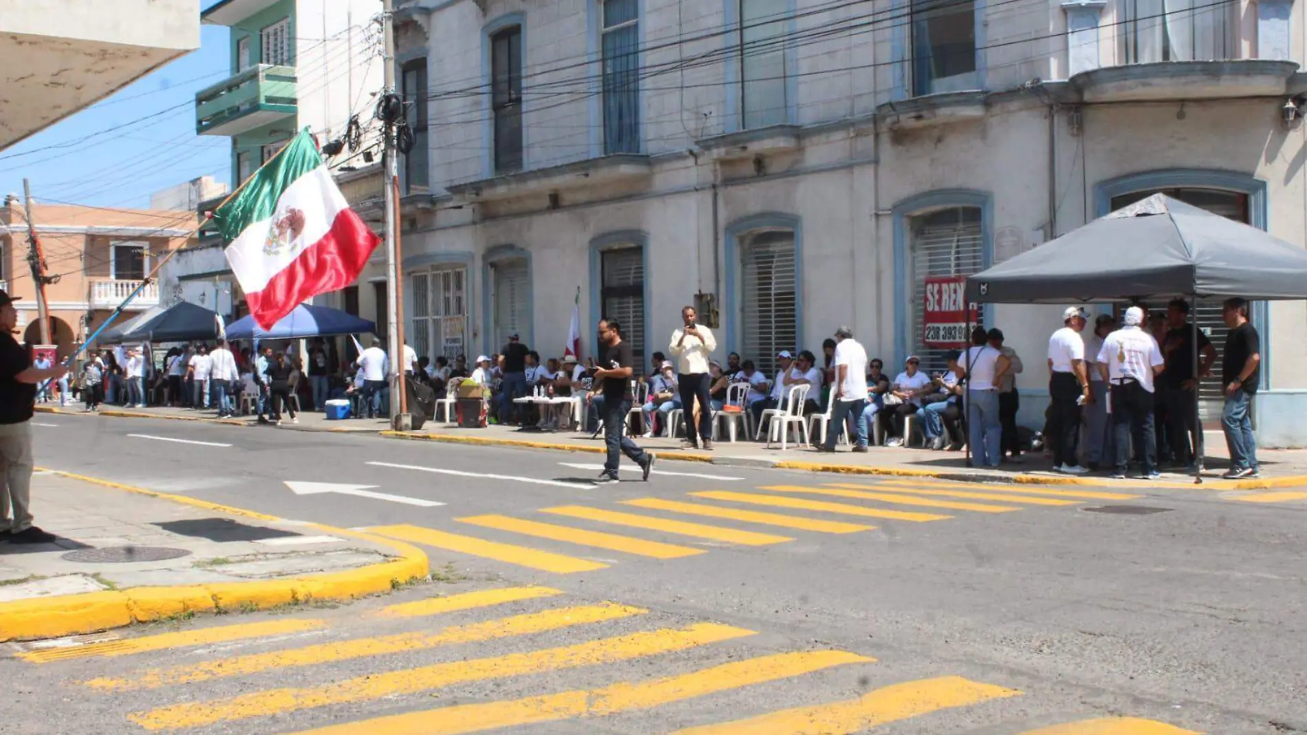 Trabajadores del PJF protestan en instalaciones de la rehabilitada casa de Benito Juárez en Veracruz